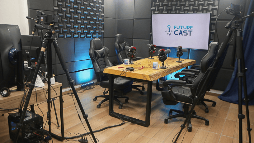 No Future Cast TV, a identidade visual é o elo entre voz, imagem e emoção — o que faz o público reconhecer e se conectar instantaneamente.