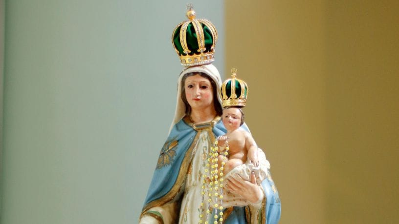 Com Jose Eduardo De Oliveira e Silva, uma homenagem à humildade e força de Maria, inspiração viva para a fé cristã.