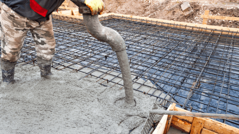 Neste artigo, Valderci Malagosini Machado analisa o papel estratégico do concreto na construção residencial moderna, destacando sua resistência, versatilidade e inovação.