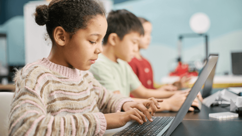 Tecnologia na educação básica: o que o projeto Novo Saber pode mudar nas escolas públicas Tecnologia na educação básica: o que o projeto Novo Saber pode mudar nas escolas públicas