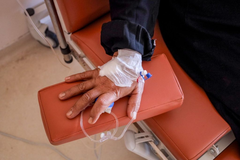 Nove medicamentos contra o câncer começam a chegar ao SUS em todas as regiões Mão de paciente recebendo quimioterapia em uma unidade de saúde.