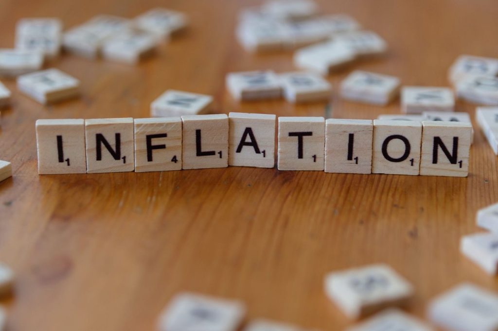 IGP-10 avança 1,76% em outubro e amplia atenção sobre os preços no Brasil Peças de madeira formam a palavra “INFLATION” sobre uma mesa, representando o conceito de inflação e a análise dos preços.